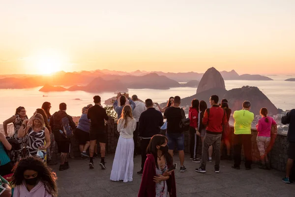 Bella Vista Turisti Che Godono Alba Dalla Montagna Sulla Città — Foto Stock