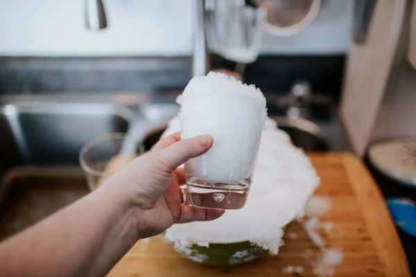 Gros Plan Une Tasse Remplie Neige Fraîche — Photo