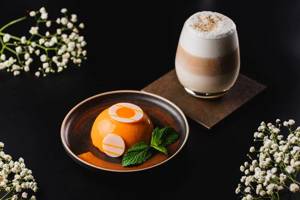 Wortel Mousse Dessert Koffie Een Zwarte Achtergrond Met Flow — Stockfoto