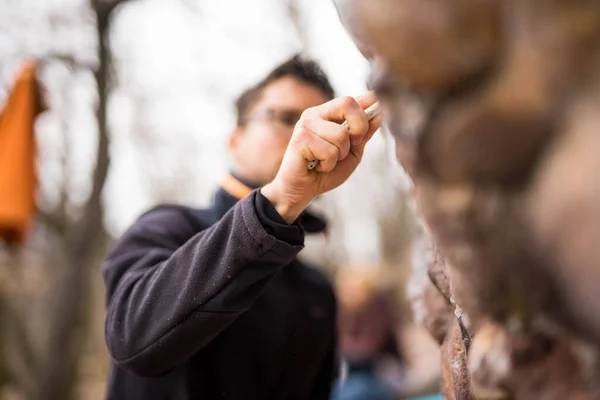 Climber Nettoie Roche Avec Une Brosse — Photo