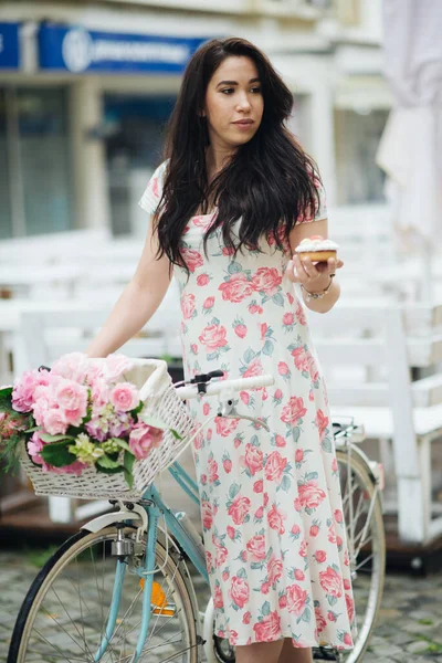 Młoda Kobieta Zabytkowej Sukience Rowerem Kwiatami Ciasteczkiem — Zdjęcie stockowe