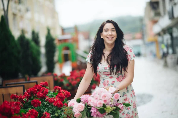 Χαμογελαστή Γυναίκα Λουλούδια Στο Δρόμο — Φωτογραφία Αρχείου