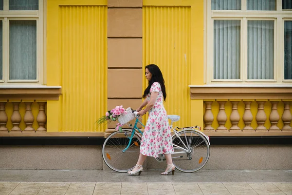 Menina Retro Vestido Verão Empurra Uma Bicicleta Rua — Fotografia de Stock
