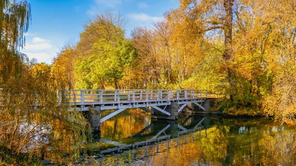 晴れた秋の日にSofiyivskyの樹木園 ウクライナのウマン — ストック写真