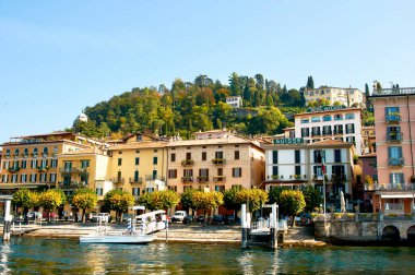 Feribot iskelesi Bellagio 'ya yanaşıyor, Como Gölü, İtalya