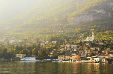 Güneş, İtalya 'nın Mezzegra Gölü kıyısında batar.