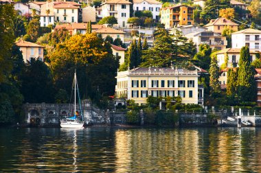 İtalya 'daki Como Gölü' nde rıhtımlı teknesi olan göl manzaralı villa.