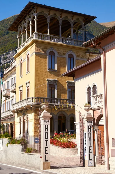 Lake Como 'daki otel girişinde.