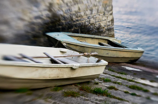 Dois Pequenos Barcos Uma Pista Pouso Lago Como Itália — Fotografia de Stock