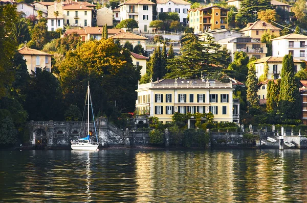 İtalya 'daki Como Gölü' nde rıhtımlı teknesi olan göl manzaralı villa.