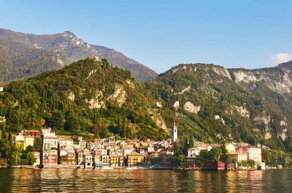 Widok Łodzi Warenna Tradycyjnej Miejscowości Nad Jeziorem Como Włochy — Zdjęcie stockowe