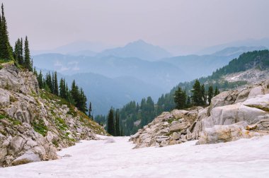 Kuzey çağlayanlarındaki uzak dağların dumanlı manzarası