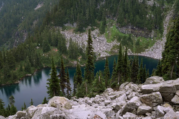 Lago Alpino Circondato Alberi Rocce Granitiche Lungo — Foto Stock