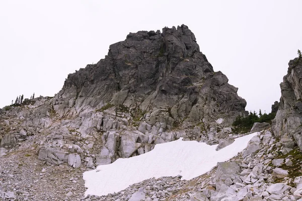 Alta Vetta Rocciosa Nei Laghi Alpini — Foto Stock