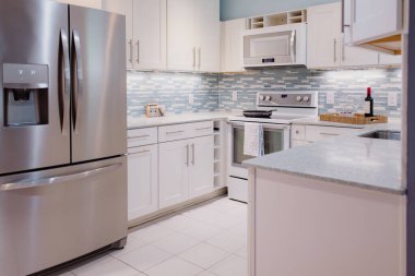 beyaz ve mavi mutfak, temiz modern daire