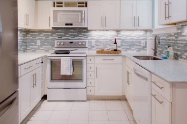 Modern apartman mutfağı beyaz ve mavi