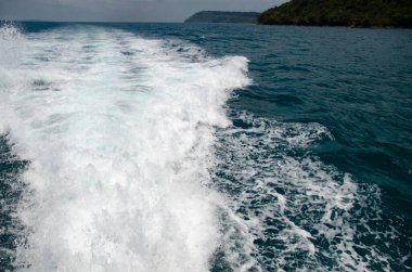 Beyaz kayığın izi beyaz köpük