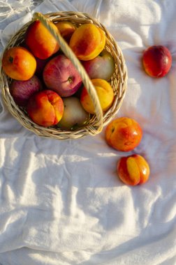 Hafif arka planda sepetteki meyveler, üst manzara