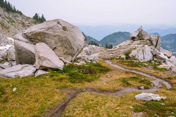 Trilha Flexão Através Duas Pedras Granito Alpino — Fotografia de Stock