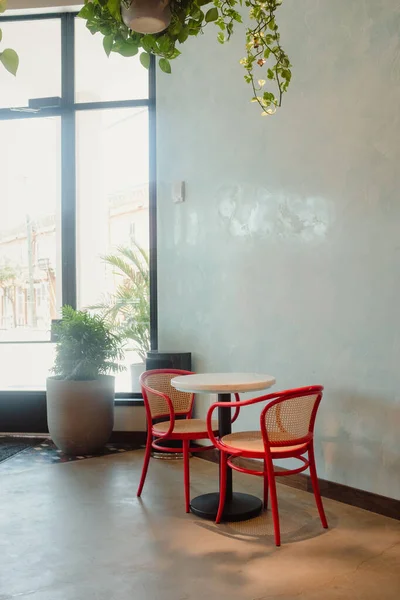 Καφέ Τραπέζι Κόκκινες Καρέκλες Παράθυρο Και Φυτά — Φωτογραφία Αρχείου