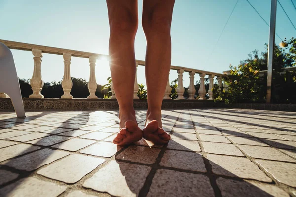 Ноги Ноги Жінки Проти Заходу Сонця Блакитного Неба — стокове фото