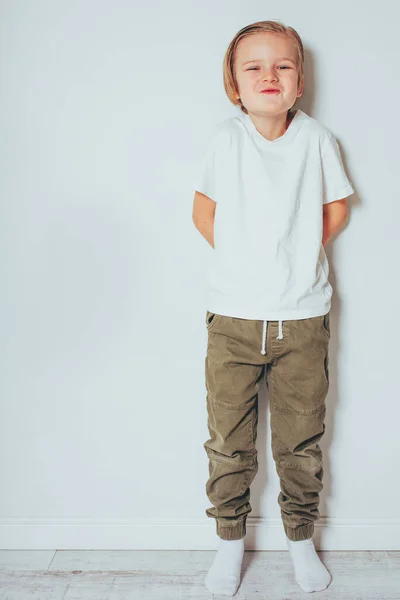 Menino Com Cabelos Longos Olhos Castanhos Feliz — Fotografia de Stock