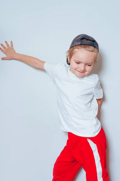 Chłopiec Wieku Lat Czapce Białej Koszulce Czerwonych Spodniach Białym — Zdjęcie stockowe