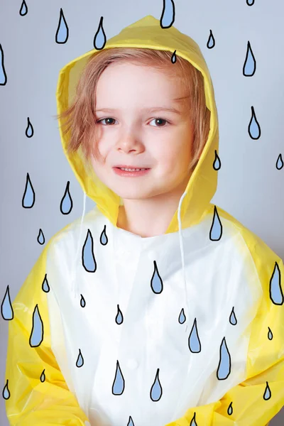 Junge Trägt Regenmantel Auf Weißem Grund — Stockfoto