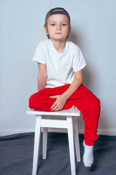 Menino Anos Idade Boné Camiseta Branca Calças Vermelhas Branco — Fotografia de Stock