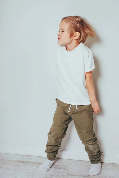 Menino Com Cabelos Longos Olhos Castanhos Feliz — Fotografia de Stock