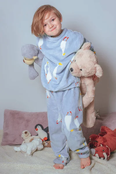 Jaar Oud Jongen Pyjama Zitten Het Bed Met Speelgoed — Stockfoto