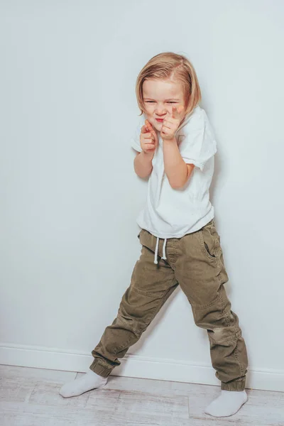 Menino Com Cabelos Longos Olhos Castanhos Feliz — Fotografia de Stock