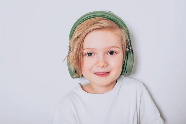 Asombroso Chico Caucásico Con Auriculares Escuchando Música Blanco — Foto de Stock