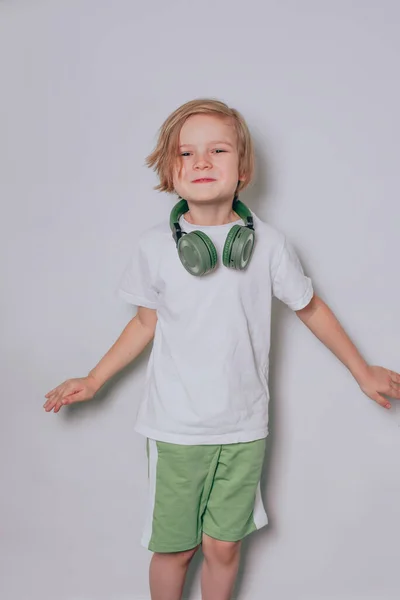 Verbazingwekkende Blanke Jongen Draagt Koptelefoon Luisteren Naar Muziek Een Witte — Stockfoto