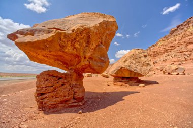 Arizona 'daki Vermilion Cliffs Ulusal Anıtı' nda House Rock 'ın simgesi yakınlarında sallanan kaya parçası..