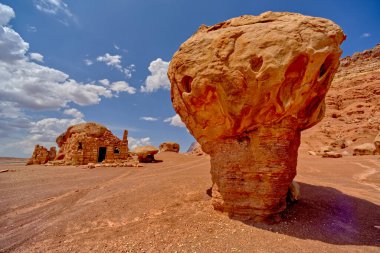 Arizona 'daki Vermilion Cliffs Ulusal Anıtı' ndaki Soap Creek yakınlarındaki House Rock kalıntılarının yanında dengeli bir kaya yığını..