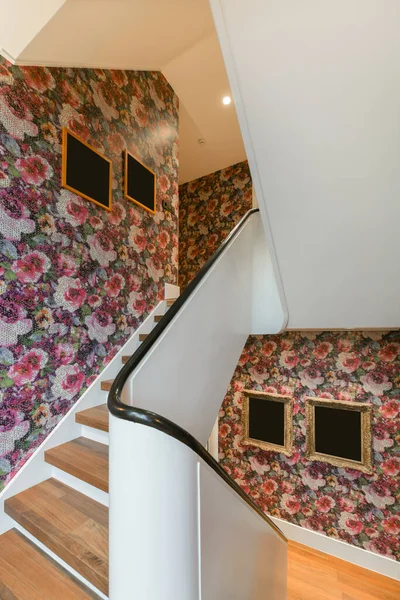 Деревянная Лестница Современной Квартире — стоковое фото