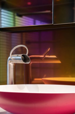 Evdeki modern banyoda lavabo.