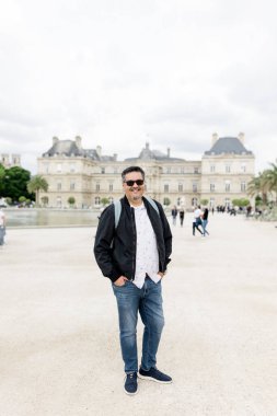 50 'li yıllarda Paris' te Jardin du Lüksemburg 'un içinde poz veren adam.