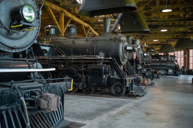 Yuvarlak evdeki kemerli bir sırada buharlı lokomotifler.