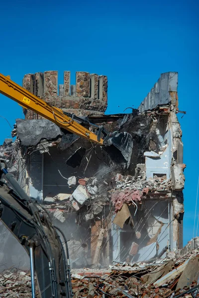 Defunk önleme binasının yıkımı.