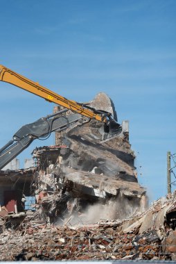 Defunk önleme binasının yıkımı.