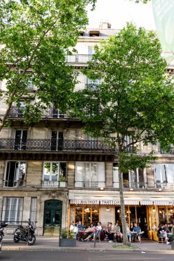 Paris 'te Kafe ve Sokak Sahnesi