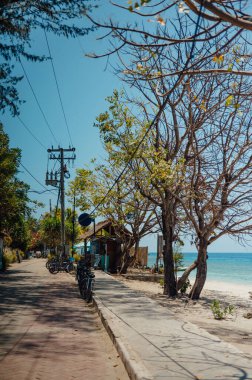 Bisikletler sahil yolunda, Gili Air, Endonezya