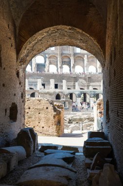 Roma Kolezyumu 'ndaki bir kemer vasıtasıyla içeriden.