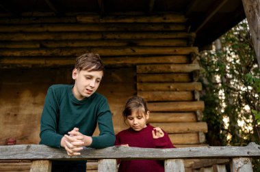 Genç kız ve erkek verandada konuşuyor..