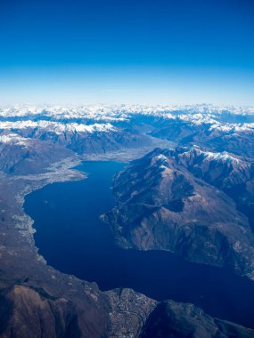Dağlarla çevrili bir göle bakıyorum.