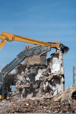 Defunk önleme binasının yıkımı.