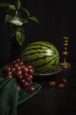 Kırmızı üzümlü bir tabakta koca bir karpuz manzarası