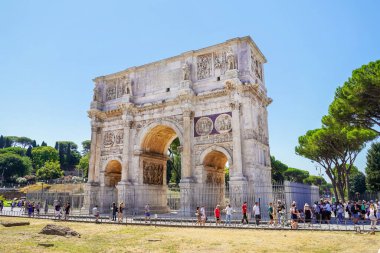 Konstantin Kemeri 'nin önündeki kaldırımda yürüyen turistler